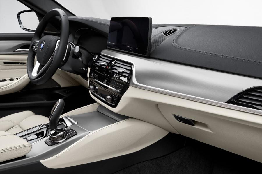 Торпедо BMW 530i Touring Luxury Line (G31) 2020 года  (WW) (фото 27 из 73)